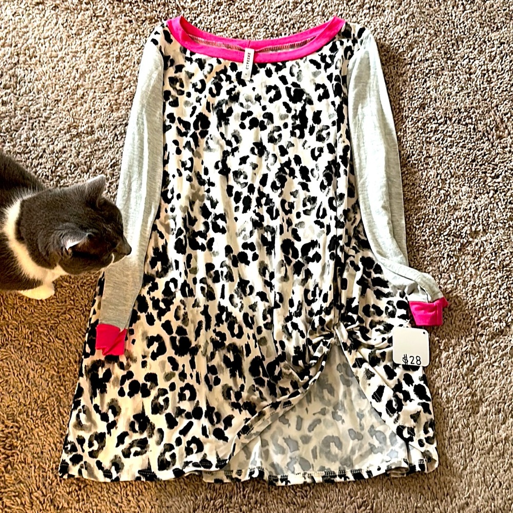 Emerald pink & white & grey snow leopard tunic NWT boutique knot front detail S